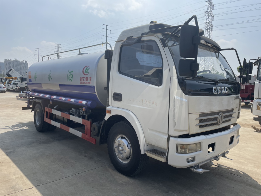  1??車型：10方灑水車 2??年份：2016年11月 3??發(fā)動機：朝柴140馬力，國四 4??底盤配置：東風多利卡，3800軸距，六檔變速箱， 5??上裝