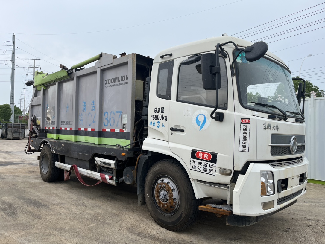 二手中聯(lián)無泄露式壓縮垃圾車 2??年份：2018年1月 3??發(fā)動機：康機210馬力，國五 4??底盤配置：東風天錦底盤，4500軸距，1000鋼絲胎，六檔變速